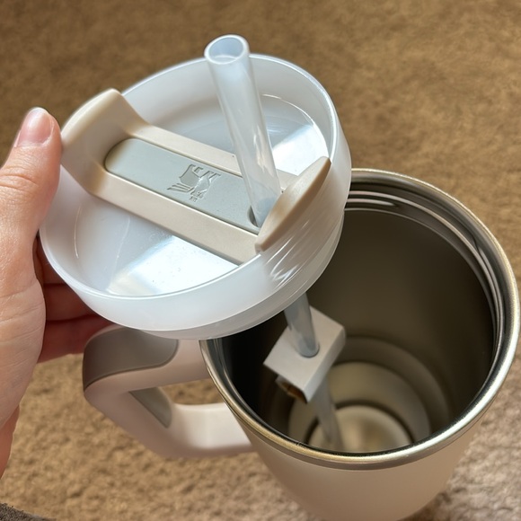 Soft matte Dune Stanley tumbler - Picture 3 of 4